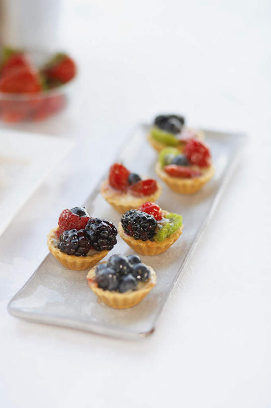 点心,无人,竖图,俯视,室内,特写,白天,下午茶,餐桌,桌子,浆果,蓝莓,餐具,水果,五个,一排,许多,阴影,朦胧,模糊,新鲜,整齐,光线,碟子,盘,影子,陶瓷,桑葚,桑椹,生食,食品,果实,陶瓷制品,蛋挞,食物,糕点,排列,一个,红色,盘子,容器,碟,碗,覆盆子,有机食品,绿色食品,单个,餐台,储藏,储存,队列,蛋塔,山都柿,蓝浆果,蓝靛果,彩图,高角度拍摄,贮存