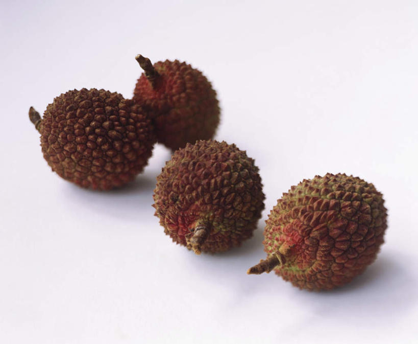 无人,横图,俯视,室内,特写,白天,白色背景,荔枝,水果,阴影,新鲜,光线,纹路,纹理,影子,生食,食品,褐色,果实,食物,四个,有机食品,绿色食品,肌理,离枝,彩图,高角度拍摄,影棚拍摄