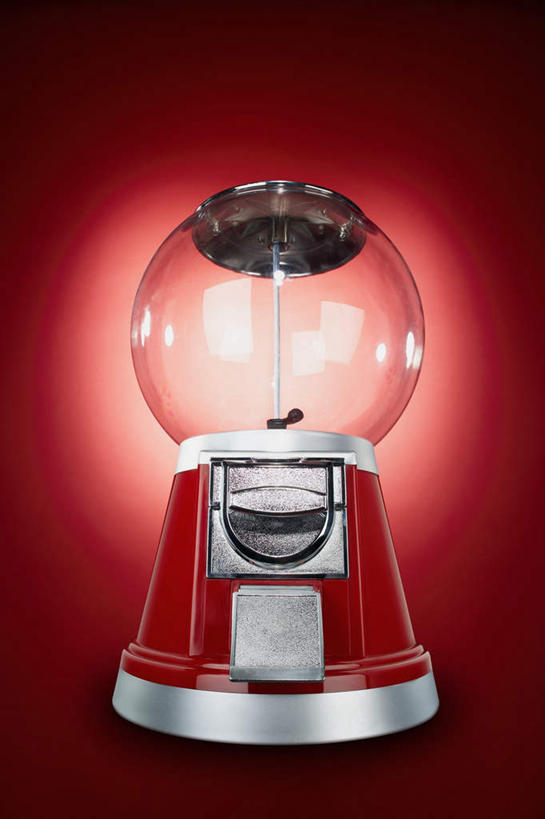 无人,竖图,室内,特写,白天,正面,购物,消费,机器,餐桌,桌子,阴影,红色背景,光线,影子,设备,自动贩卖机,自动售货机,金融,百货,摄影,影棚,餐台,销售,贩卖,选购,贸易,彩图,影棚拍摄,拍摄