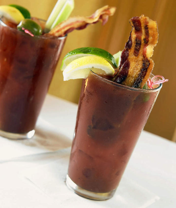 无人,竖图,俯视,室内,特写,白天,餐桌,桌子,蔬菜,西红柿,杯子,一排,阴影,新鲜,整齐,光线,影子,肉,食品,酒类,两杯,文化,猪肉,肉类,玻璃制品,酒,食物,饮料,排列,两个,水杯,鸡尾酒,调酒,有机食品,绿色食品,餐台,创造,队列,想象,肉食,豚肉,血腥玛丽,血腥玛丽鸡尾酒,玻璃杯,番茄,彩图,高角度拍摄