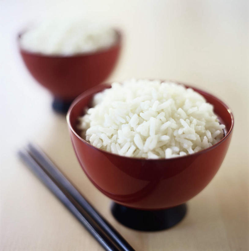 米饭,无人,竖图,俯视,室内,特写,白天,餐桌,筷子,桌子,餐具,一堆,一双,阴影,堆叠,堆积,朦胧,模糊,光线,影子,陶瓷,陶瓷制品,饭,两碗,文化,传统,两个,白色,容器,碗,餐台,储藏,堆,礼节,五谷,储存,礼仪,进餐用具,彩图,高角度拍摄,贮存