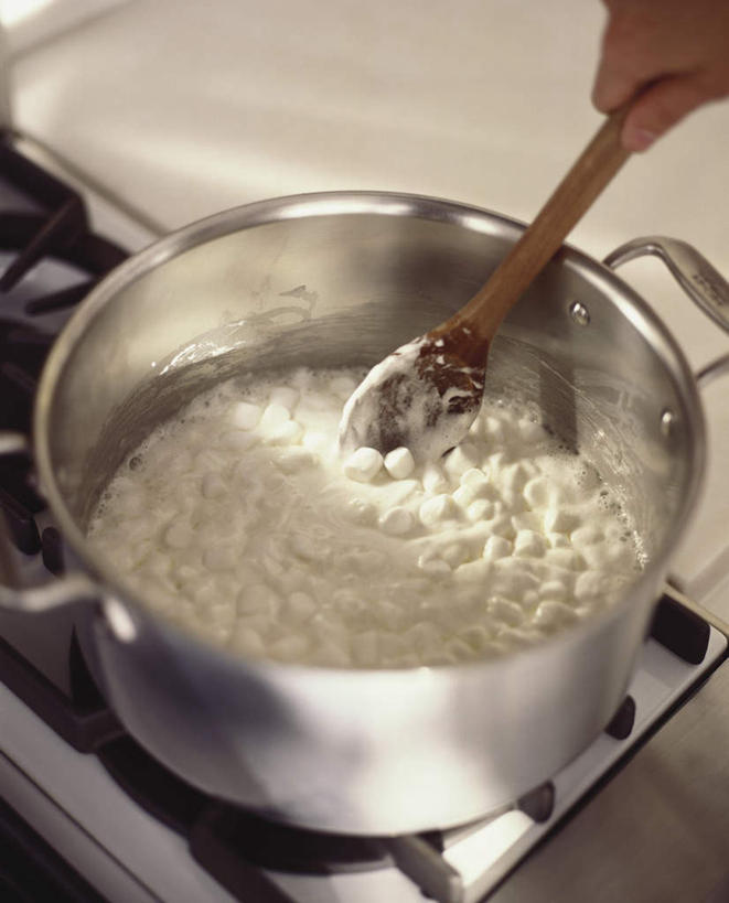 西方人,一个人,站,竖图,俯视,室内,特写,白天,烹饪,厨具,金属制品,欧洲,欧洲人,仅一个女性,仅一个人,许多,握,阴影,光线,金属,锅子,影子,勺子,食品,糖,糖果,甜点,甜品,灶头,软糖,很多,拿,拿着,注视,棉花糖,锅,食物,一个,白色,调羹,汤匙,甜食,观察,搅拌,看,站着,仅一个中年女性,握着,单个,锅具,观看,察看,关注,烹饪用具,女人,女性,中年女性,白种人,烹调用具,烹调,站立,半身,彩图,高角度拍摄