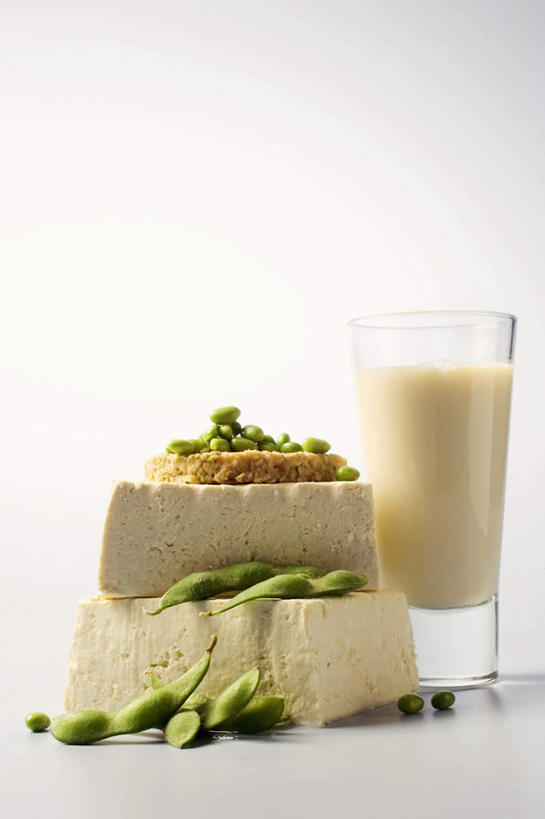 豆腐,无人,竖图,室内,特写,白天,白色背景,正面,植物,餐桌,桌子,豆,蔬菜,杯子,两块,一堆,许多,阴影,堆积,朦胧,模糊,新鲜,光线,影子,豆类,豆子,食品,一杯,玻璃制品,食物,水杯,摄影,有机食品,绿色食品,影棚,餐台,堆,豆制品,豆奶,豆科,玻璃杯,彩图,影棚拍摄,拍摄