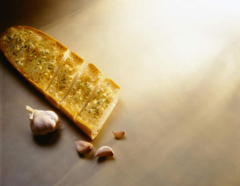 点心,面包,无人,横图,俯视,室内,白天,蔬菜,蒜,阴影,新鲜,光线,长棍,影子,灯光,调味,香料,佐料,食品,面点,切块,蒜头,食物,糕点,摄影,有机食品,绿色食品,影棚,配料,作料,胡蒜,大蒜,彩图,高角度拍摄,影棚拍摄,拍摄