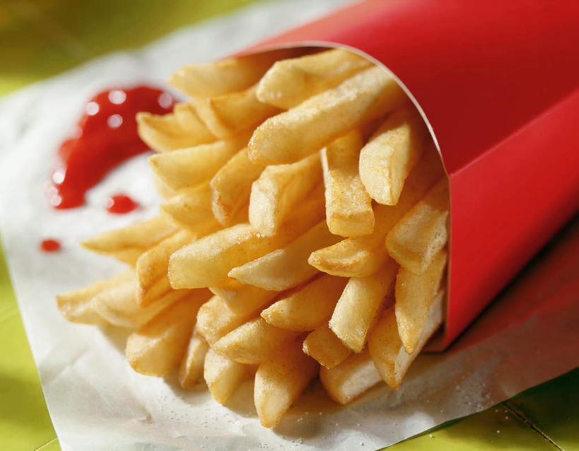 无人,横图,俯视,室内,特写,白天,烹饪,西餐,餐桌,桌子,一堆,阴影,堆叠,堆积,朦胧,模糊,光线,餐巾纸,影子,纸盒,灯光,调料,酱料,酱汁,佐料,料理,食品,调味品,调味料,番茄酱,薯条,酱,菜肴,美食,盒子,食物,红色,包装盒,快餐,西式,佳肴,餐台,堆,西式快餐,垃圾食品,彩图,高角度拍摄