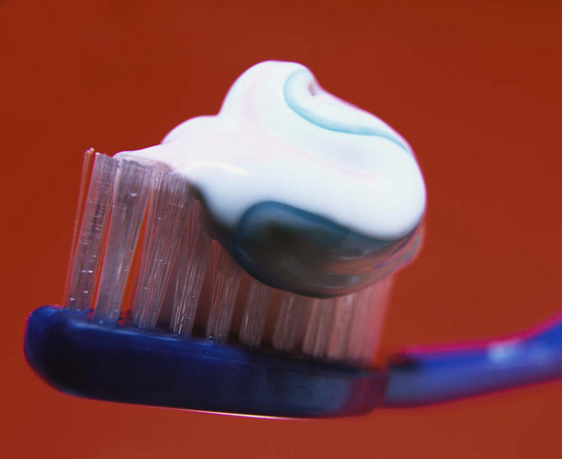 无人,横图,俯视,室内,特写,白天,桌面,桌子,阴影,红色背景,光线,木制,牙膏,牙刷,影子,木制品,刷子,摄影,影棚,清洁用具,洗浴用具,彩图,高角度拍摄,影棚拍摄,拍摄