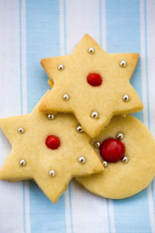 点心,无人,竖图,俯视,室内,特写,白天,餐桌,桌子,圣诞节,阴影,节日,朦胧,模糊,庆祝,装饰,光线,圆形,影子,星星,食品,糖,糖果,甜点,文化,食物,糕点,三个,饼干,甜食,零食,庆典,星形,餐台,纪念,华丽,修饰,点缀,五角形,衬托,美观,雅致,雅观,装饰饼干,糖珠,银珠糖,装饰糖,糖果珠,五角星,彩图,高角度拍摄