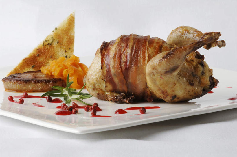 内脏,无人,横图,俯视,室内,特写,白天,白色背景,烹饪,西餐,鸟,餐具,阴影,光线,鸟类,碟子,盘,影子,调料,酱料,酱汁,肉,佐料,料理,食品,调味品,调味料,酱,菜肴,美食,肉类,食物,一个,盘子,碟,西式,摄影,佳肴,影棚,单个,迷迭香,肉食,海洋之露,鹌鹑,奔鹑,宛鹑,鹅肝,彩图,高角度拍摄,影棚拍摄,拍摄