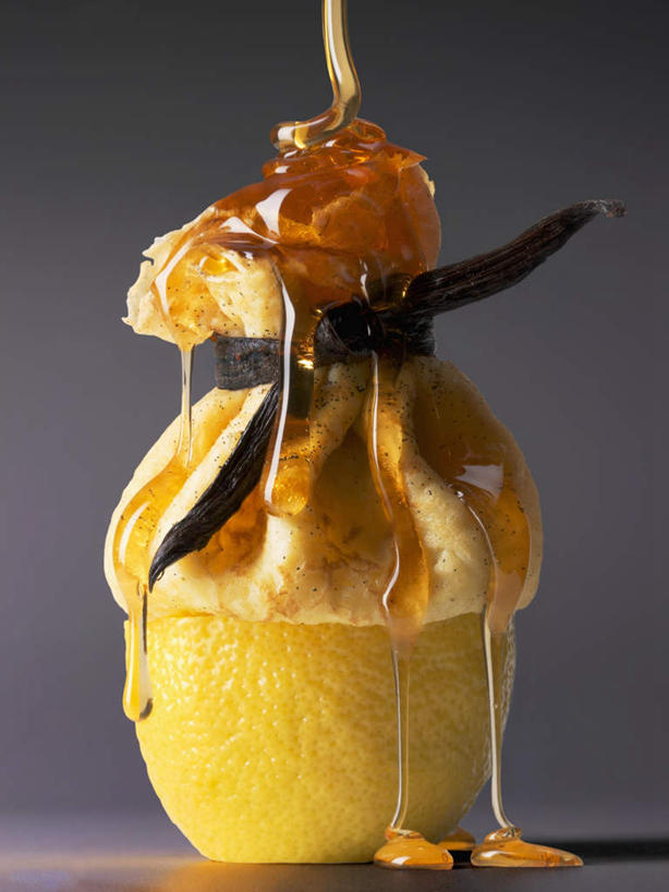 点心,蜂蜜,无人,竖图,俯视,室内,特写,白天,植物,餐桌,桌子,柑橘,水果,阴影,灰色背景,朦胧,模糊,新鲜,光线,影子,陶瓷,墙,生食,食品,甜点,甜品,果实,草药,药草,陶瓷制品,慕斯蛋糕,中药,墙壁,墙面,食物,一个,黄色,灰色,容器,碗,甜食,零食,清热,摄影,有机食品,绿色食品,影棚,单个,餐台,储藏,慕斯,储存,薄饼,药材,中草药,花蜜,香草兰,中药材,本草,止痛,解毒,婆绒花,山薄荷,石母草,冬酿,石蜜,橘子,桔子,橙子,橙,彩图,高角度拍摄,影棚拍摄,拍摄,贮存