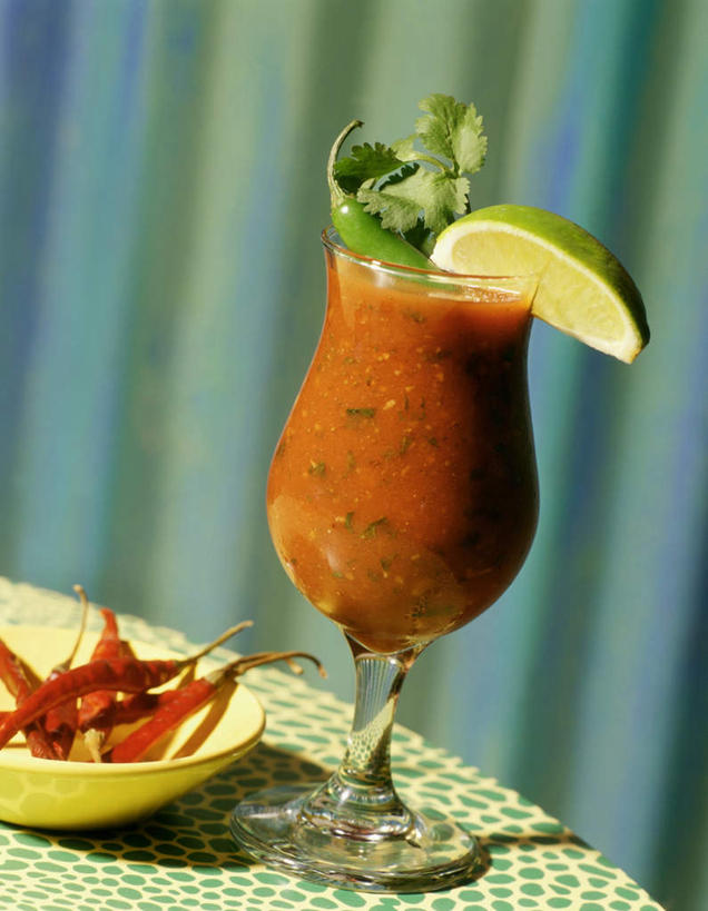 无人,竖图,俯视,室内,特写,白天,餐桌,桌子,蔬菜,杯子,叶子,许多,阴影,新鲜,装饰,光线,高脚杯,影子,塑料,青椒,香菜,食品,绿叶,玛格丽特,红酒杯,酒类,很多,文化,玻璃制品,酒,食物,饮料,一个,酒杯,容器,塑料制品,碗,鸡尾酒,嫩叶,调酒,有机食品,绿色食品,单个,餐台,储藏,华丽,修饰,点缀,创造,储存,想象,大椒,胡菜,香荽,原荽,园荽,芫荽,菜椒,衬托,美观,雅致,雅观,酸橙,胡荽,莞荽,芫茜,芫蓿,莚葛草,莚荽菜,代代,叶,叶片,玻璃杯,橙子,橙,甜椒,柿子椒,红椒,灯笼椒,彩图,高角度拍摄,贮存,玛格丽特鸡尾酒