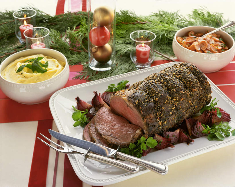 无人,横图,俯视,室内,特写,白天,餐桌,桌子,土豆,洋葱,杯子,餐具,蜡烛,叶子,阴影,光线,布料,叉子,刀叉,刀子,碟子,火焰,盘,影子,烛光,陶瓷,香菜,肉,牛肉,绿叶,陶瓷制品,燃烧,布纹,肉类,玻璃制品,桌布,红色,盘子,餐巾,容器,水杯,碟,台布,碗,点燃,嫩叶,餐台,储藏,储存,餐刀,肉食,餐叉,莳萝,胡菜,香荽,原荽,园荽,芫荽,馍馍蛋,洋茴香,土茴香,胡荽,莞荽,芫茜,芫蓿,莚葛草,莚荽菜,叶,叶片,玻璃杯,进餐用具,圆葱,洋芋,洋葱头,山药蛋,球葱,马铃薯,彩图,高角度拍摄,菜泥,贮存