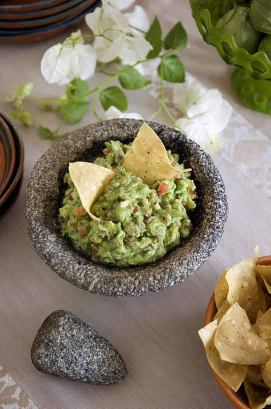 无人,竖图,俯视,室内,特写,白天,玉米,餐桌,桌子,蔬菜,餐具,叶子,许多,阴影,朦胧,模糊,新鲜,盛开,光线,棒子,碟子,盘,影子,陶瓷,玉米片,玉蜀黍,食品,绿叶,陶瓷制品,很多,花蕾,花,花瓣,花朵,鲜花,食物,盘子,容器,碟,碗,花苞,花蕊,酪梨,嫩叶,器皿,鳄梨,有机食品,绿色食品,餐台,储藏,油梨,苞米,研磨,臼杵,储存,苞芦,苞谷,研杵,樟梨,研钵,包谷,大蜀黍,番麦,薏米包,玉高粱,玉麦,珍珠米,臼,叶,叶片,牛油果,彩图,高角度拍摄,菜泥,贮存