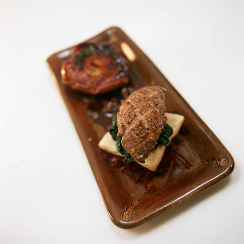 无人,横图,俯视,室内,特写,白天,白色背景,烹饪,西餐,餐桌,桌子,蔬菜,西红柿,餐具,阴影,新鲜,光线,碟子,盘,影子,调料,酱料,酱汁,肉,佐料,料理,食品,调味品,调味料,酱,菜肴,美食,肉类,食物,一个,盘子,碟,西式,摄影,佳肴,有机食品,绿色食品,影棚,单个,餐台,肉食,鹅肝酱,鹅肝,番茄,彩图,高角度拍摄,影棚拍摄,拍摄,鹅肉