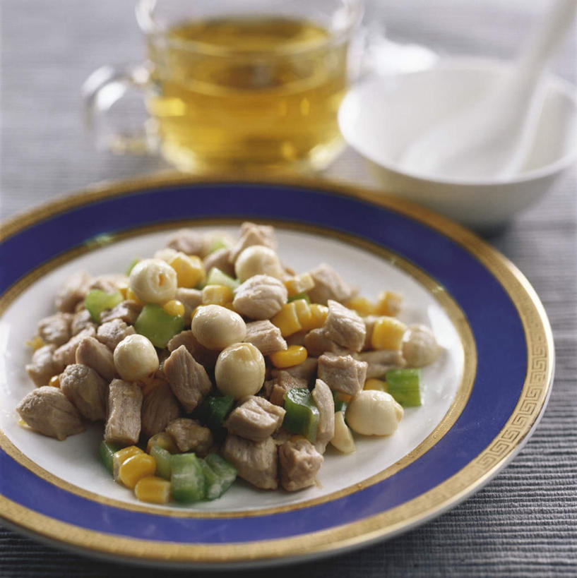 无人,竖图,俯视,室内,特写,白天,烹饪,中餐,玉米,餐桌,桌子,浆果,蔬菜,杯子,餐具,阴影,朦胧,模糊,新鲜,光线,棒子,碟子,盘,影子,勺子,陶瓷,青椒,玉蜀黍,肉,料理,食品,果实,陶瓷制品,猪肉,藕,菜肴,美食,肉类,玻璃制品,食物,盘子,容器,水杯,调羹,碟,汤匙,碗,四个,中式,佳肴,有机食品,绿色食品,餐台,储藏,苞米,储存,苞芦,肉食,大椒,豚肉,苞谷,菜椒,包谷,大蜀黍,番麦,薏米包,玉高粱,玉麦,珍珠米,川楝子,金铃子,苦楝子,楝果子,楝实,楝子,土楝实,土楝子,莲藕,玻璃杯,甜椒,柿子椒,灯笼椒,彩图,高角度拍摄,贮存