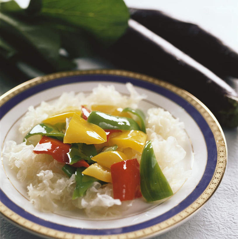 无人,竖图,俯视,室内,特写,白天,烹饪,中餐,餐桌,桌子,辣椒,茄子,蔬菜,餐具,阴影,朦胧,模糊,新鲜,光线,碟子,盘,影子,菌菇,生食,蔬菜沙拉,沙拉,料理,食品,菌类,色拉,沙律,木耳,菜肴,美食,食物,一个,盘子,碟,中式,食用菌,佳肴,有机食品,绿色食品,单个,餐台,色拉酱,白木耳,银耳,千岛酱,彩椒,辣角,红海椒,大椒,辣虎,广椒,雪耳,白耳,甜椒,柿子椒,落苏,酪酥,辣子,昆仑瓜,海椒,番椒,灯笼椒,矮瓜,彩图,高角度拍摄