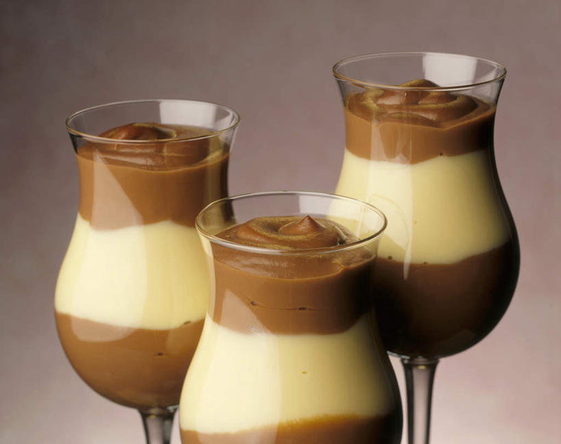 点心,无人,横图,俯视,室内,特写,白天,植物,桌面,桌子,杯子,阴影,光线,木制,影子,食品,糖,糖果,甜点,甜品,草药,药草,慕斯蛋糕,中药,玻璃制品,食物,糕点,三个,木制品,水杯,甜食,零食,奶油,巧克力,清热,朱古力,黑巧克力,慕斯,乳制品,药材,中草药,香草兰,中药材,本草,解毒,激凌,克林姆,淇淋,婆绒花,山薄荷,石母草,玻璃杯,彩图,高角度拍摄