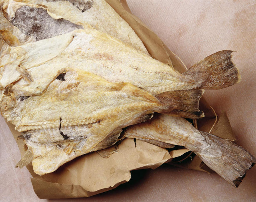 海鲜,无人,横图,俯视,室内,特写,白天,餐桌,桌子,一排,许多,阴影,整齐,光线,鱼,包装,包装纸,影子,纸,肉,鱼肉,纸张,很多,水产,肉类,鱼类,海洋生物,排列,餐台,包装材料,牛皮纸,队列,水生动物,海产品,水生物,肉食,海底动物,鳕鱼,鳘鱼,大西洋真鳕,真鳕,彩图,高角度拍摄