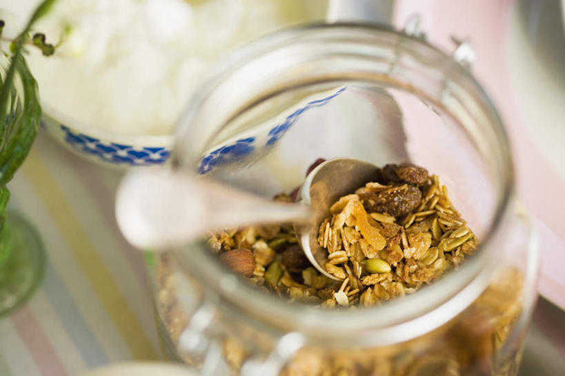 无人,横图,俯视,室内,特写,白天,早餐,餐桌,桌子,许多,阴影,朦胧,模糊,光线,布料,罐子,影子,勺子,谷物,食品,褐色,很多,布纹,美食,饮食,玻璃制品,桌布,一个,玻璃瓶,餐巾,瓶子,调羹,台布,汤匙,保健,单个,餐台,麦片,彩图,高角度拍摄