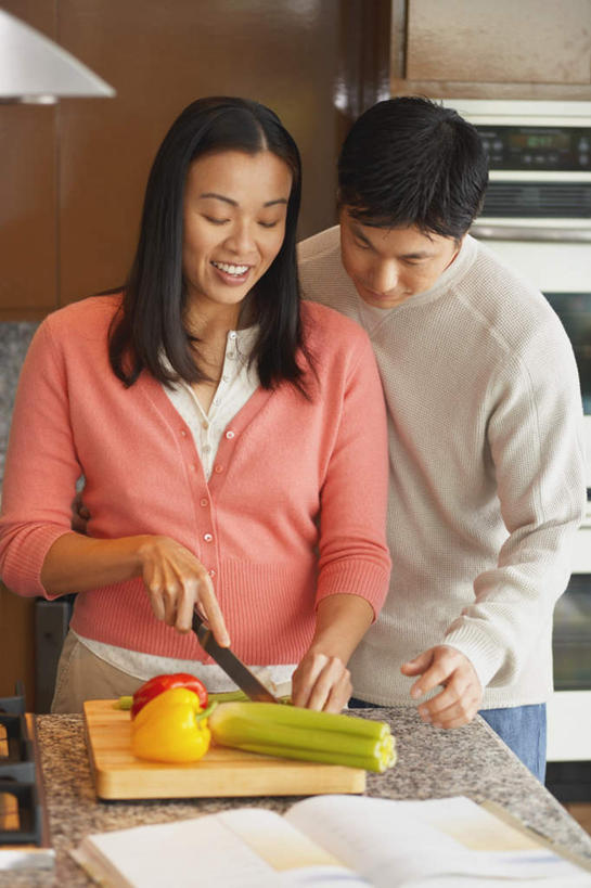 东方人,两个人,站,竖图,室内,白天,正面,爱情,厨房,桌面,桌子,辣椒,书籍,金属制品,亚洲,切开,握,阴影,服装,光线,金属,工具,影子,墙,大理石,茭白,案板,刀具,浪漫,拿,拿着,注视,休闲装,黄种人,墙壁,墙面,砧板,衣服,黄色,红色,刀,观察,看,切,站着,温暖,温馨,休闲服,恩爱,搭,握着,恋人,服饰,观看,和睦,察看,搭着,关注,菜刀,剖面,彩椒,切面,辣角,红海椒,大椒,辣虎,广椒,茭瓜,切菜刀,大理石制品,出隧,高笋,菰菜,菰蒋子,菰手,菰首,菰笋,茭粑,茭耳菜,茭首,茭笋,绿节,男人,男性,年轻男性,年轻女性,女人,女性,亚洲人,情侣,书,图书,甜椒,柿子椒,辣子,海椒,番椒,灯笼椒,站立,半身,彩图,灶间,伴侣,融洽