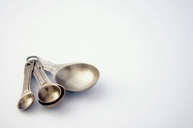 无人,横图,俯视,室内,特写,白天,白色背景,餐桌,桌子,静物,金属制品,阴影,朦胧,模糊,光线,测量,金属,影子,勺子,调羹,汤匙,四个,摄影,影棚,餐台,丈量,彩图,高角度拍摄,影棚拍摄,拍摄