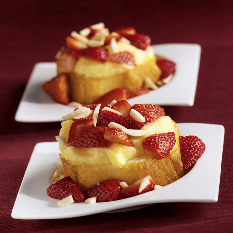 点心,无人,方图,俯视,室内,特写,白天,下午茶,草莓,浆果,杏仁,餐具,水果,阴影,朦胧,模糊,新鲜,光线,碟子,盘,影子,生食,食品,果实,酒类,酒,食物,糕点,饮料,两个,盘子,碟,有机食品,绿色食品,蒸馏酒,烈酒,杏子,杏梅仁,杏核仁,木落子,苦杏仁,洋莓,水果皇后,红莓,地莓,彩图,高角度拍摄,蛋糕,兰姆酒,蓝姆酒,朗姆酒