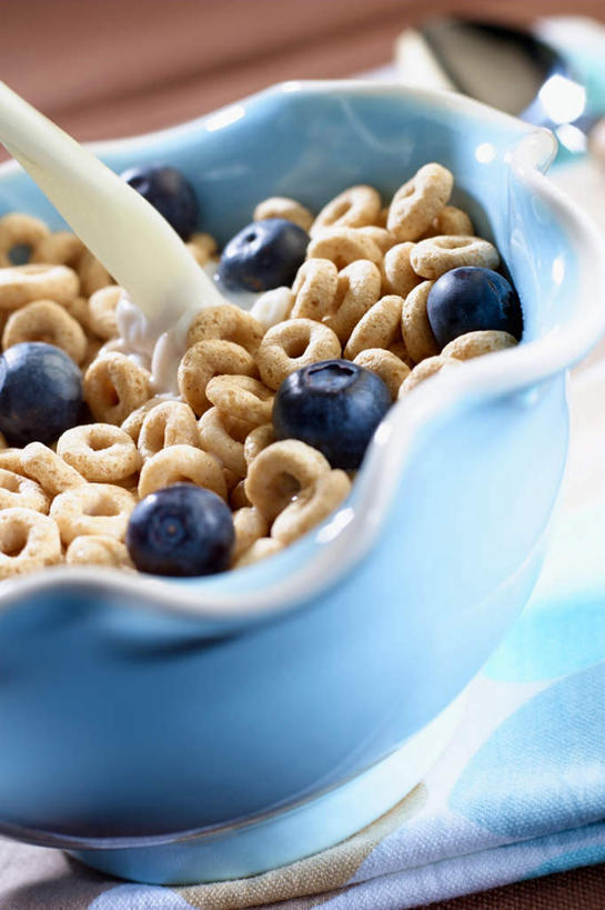 牛奶,无人,竖图,俯视,室内,特写,白天,早餐,浆果,蓝莓,水果,阴影,新鲜,光线,影子,陶瓷,谷物,生食,食品,果实,陶瓷制品,饮品,营养,美食,饮食,食物,饮料,容器,碗,保健,有机食品,绿色食品,储藏,麦片,乳制品,奶,储存,格兰诺拉麦片,安神,山都柿,蓝浆果,蓝靛果,彩图,高角度拍摄,贮存