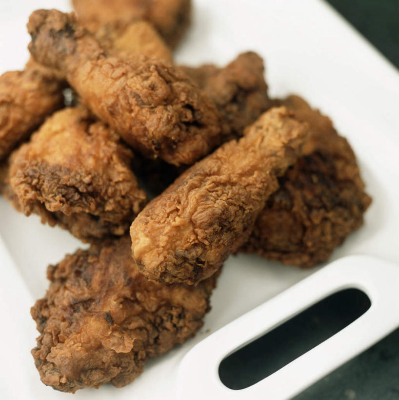 无人,竖图,俯视,室内,特写,白天,烹饪,餐桌,桌子,一堆,许多,阴影,堆叠,堆积,朦胧,模糊,光线,影子,鸡肉,肉,料理,食品,案板,鸡翅,炸鸡翅,菜肴,美食,肉类,砧板,食物,白色,佳肴,餐台,堆,肉食,彩图,高角度拍摄