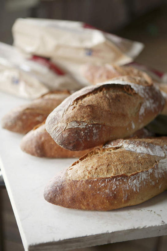 点心,面包,无人,竖图,俯视,室内,特写,白天,桌面,桌子,一堆,许多,阴影,堆叠,堆积,朦胧,模糊,光线,木制,包装,包装纸,影子,纸,食品,面点,纸张,很多,粗粮,食物,糕点,木制品,堆,包装材料,牛皮纸,彩图,高角度拍摄