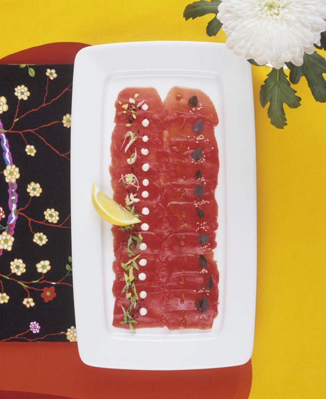 海鲜,无人,竖图,俯视,室内,特写,白天,餐具,一排,许多,阴影,整齐,装饰,盛开,光线,碟子,盘,影子,肉,鱼肉,很多,鲔鱼,花蕾,水产,金枪鱼,肉类,海洋生物,花,花瓣,花朵,鲜花,排列,一个,红色,白色,盘子,碟,花苞,花蕊,摄影,影棚,单个,华丽,修饰,点缀,吞拿鱼,队列,水生动物,海产品,水生物,肉食,海底动物,衬托,美观,雅致,雅观,彩图,高角度拍摄,影棚拍摄,拍摄