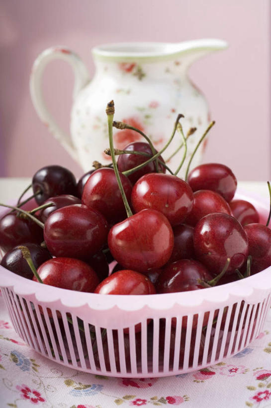 无人,竖图,俯视,室内,特写,白天,桌面,桌子,樱桃,水果,一堆,许多,阴影,堆叠,堆积,新鲜,装饰,光线,木制,壶,影子,塑料,生食,食品,果实,筐子,很多,水壶,食物,茶壶,木制品,塑料制品,有机食品,绿色食品,堆,华丽,修饰,点缀,衬托,美观,雅致,雅观,樱珠,莺桃,英桃,楔桃,牛桃,荆桃,彩图,高角度拍摄,影棚拍摄