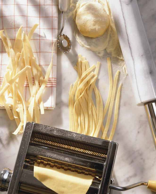 面食,面条,意大利面,无人,竖图,俯视,室内,特写,白天,西餐,机器,餐桌,桌子,阴影,光线,影子,面,料理,食品,食物,一个,机械,西式,单个,餐台,面条机,彩图,高角度拍摄