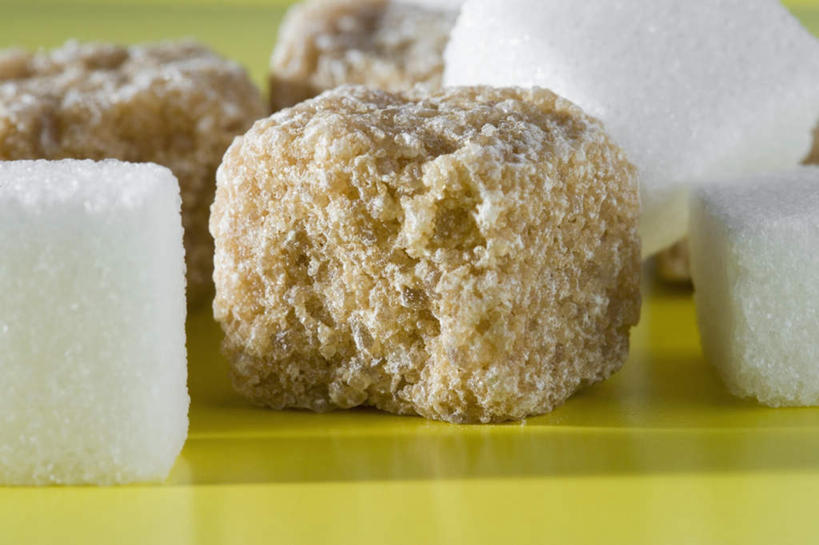 无人,横图,俯视,室内,特写,白天,桌面,桌子,阴影,光线,木制,影子,调料,糖,褐色,调味品,调味料,方糖,白色,木制品,半方糖,白方糖,彩图,高角度拍摄