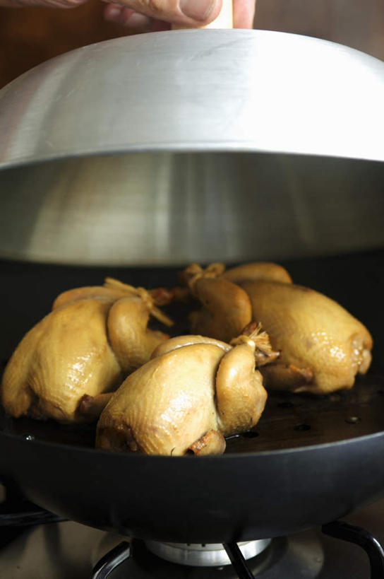 西方人,手,一个人,竖图,俯视,室内,特写,白天,烹饪,鸟,厨具,金属制品,欧洲,欧洲人,仅一个男性,仅一个人,握,阴影,光线,金属,鸟类,盖子,锅子,影子,肉,拿,拿着,锅,肉类,仅一个年轻男性,三个,手部,握着,锅具,单手,肉食,烹饪用具,鹌鹑,奔鹑,宛鹑,男人,男性,年轻男性,白种人,烹调用具,烹调,半身,彩图,高角度拍摄