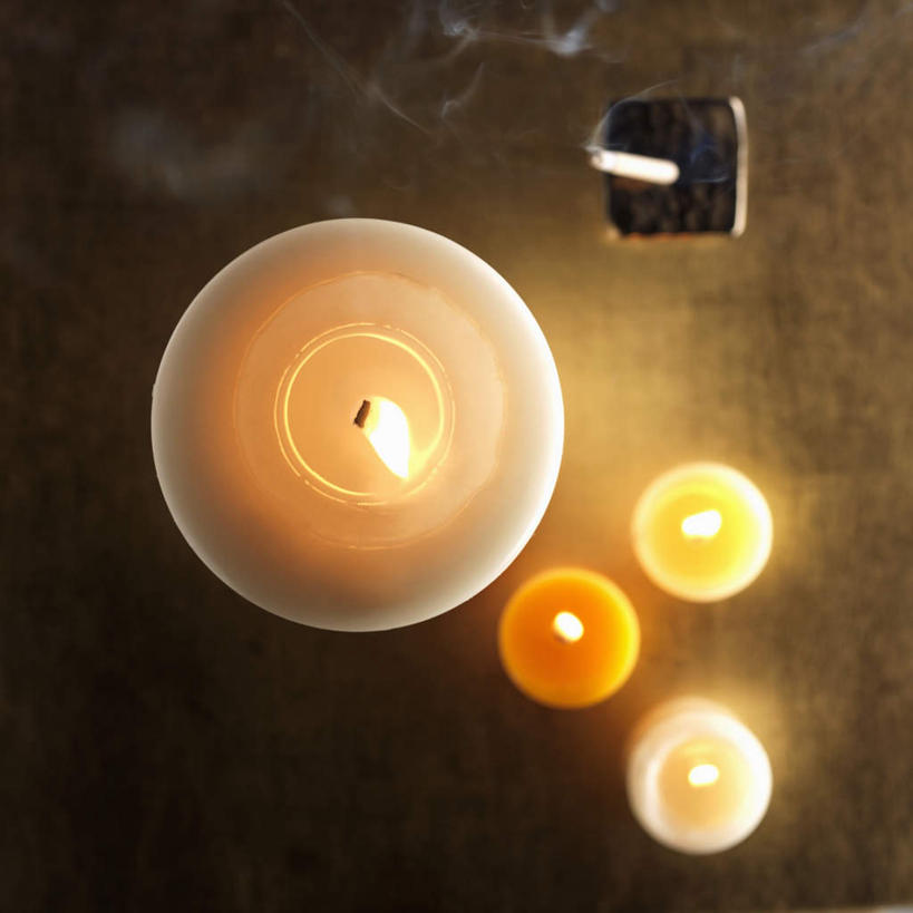 无人,方图,俯视,室内,特写,白天,餐桌,桌子,蜡烛,阴影,节日,反射,火焰,影子,烛光,烟雾,燃烧,文化,佛香,香火,香烛,点燃,祈祷,四个,健康,许愿,宗教,信仰,烧香,餐台,纪念,祈求,平安,彩图,高角度拍摄