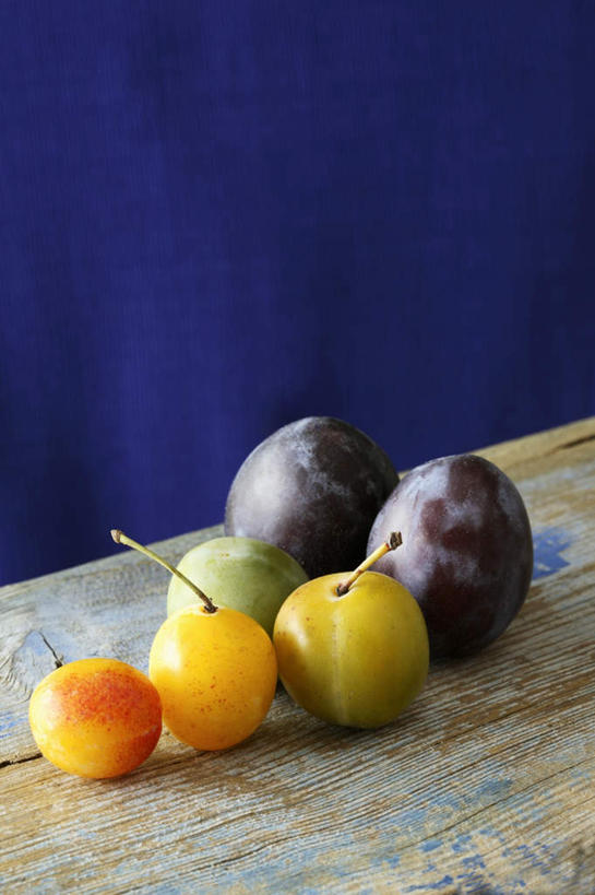 无人,竖图,俯视,室内,特写,白天,桌面,桌子,李子,水果,阴影,新鲜,反射,木制,影子,生食,食品,果实,酸梅,食物,木制品,青梅,摄影,有机食品,绿色食品,影棚,梅子,红李,鸡血李,杏李,果梅,彩图,高角度拍摄,影棚拍摄,拍摄