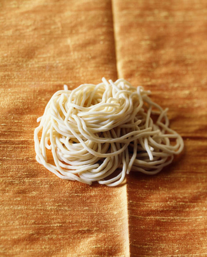 面食,面条,无人,竖图,俯视,室内,特写,白天,餐桌,桌子,一堆,许多,阴影,堆叠,堆积,反射,布料,影子,面,布纹,拉面,桌布,黄色,餐巾,台布,摄影,荞麦面,影棚,餐台,堆,彩图,高角度拍摄,影棚拍摄,拍摄