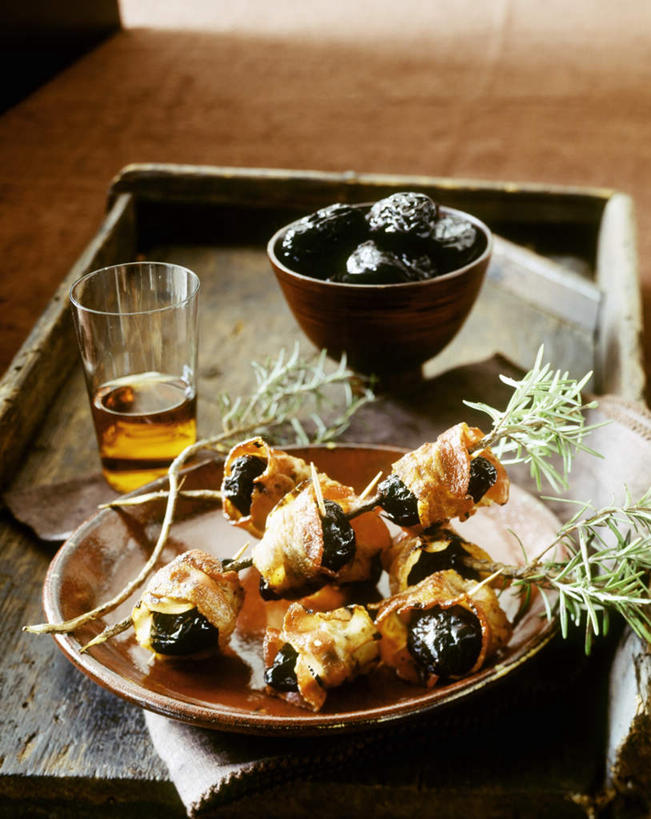 无人,竖图,俯视,室内,特写,白天,烹饪,西餐,餐桌,桌子,李子,杯子,餐具,水果,叶子,阴影,朦胧,模糊,新鲜,装饰,反射,碟子,盘,影子,陶瓷,肉,生食,料理,食品,果实,绿叶,陶瓷制品,猪肉,菜肴,美食,肉类,玻璃制品,食物,三个,盘子,容器,水杯,碟,碗,嫩叶,西式,佳肴,有机食品,绿色食品,餐台,储藏,华丽,修饰,点缀,迷迭香,配菜,储存,肉食,西梅,豚肉,海洋之露,衬托,美观,雅致,雅观,红李,鸡血李,杏李,加州梅,叶,叶片,玻璃杯,彩图,高角度拍摄,贮存