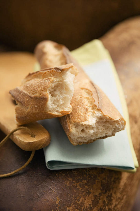 点心,面包,无人,竖图,俯视,室内,特写,白天,餐桌,桌子,阴影,朦胧,模糊,反射,影子,食品,面点,法国面包,食物,糕点,餐巾,纸巾,餐台,长棍面包,法式长棍面包,彩图,高角度拍摄