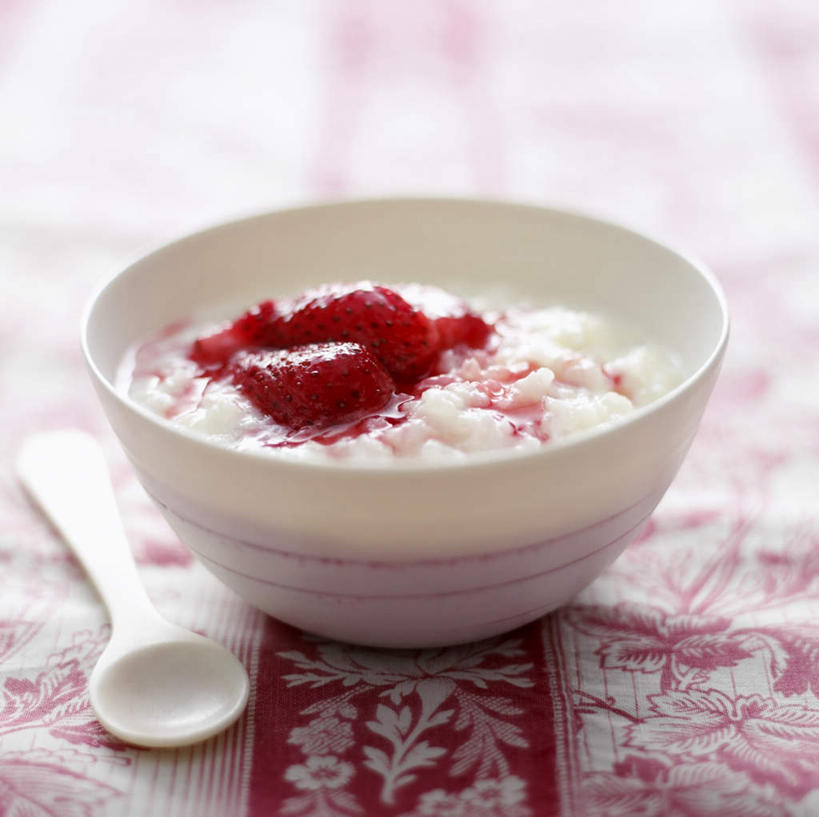 点心,无人,横图,俯视,室内,特写,白天,桌面,桌子,草莓,浆果,水果,阴影,花纹,朦胧,模糊,新鲜,反射,木制,布料,影子,勺子,陶瓷,生食,食品,甜点,甜品,果实,陶瓷制品,布纹,桌布,食物,糕点,一个,餐巾,木制品,容器,调羹,台布,汤匙,碗,甜食,有机食品,绿色食品,单个,储藏,储存,米糕,洋莓,水果皇后,红莓,地莓,彩图,高角度拍摄,贮存