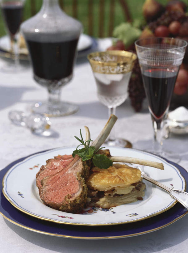 点心,面包,红酒,葡萄酒,无人,竖图,俯视,室内,特写,白天,烹饪,西餐,草地,草坪,植物,桌面,桌子,葡萄,蔬菜,土豆,杯子,餐具,水果,椅子,阴影,新鲜,反射,木制,布料,叉子,碟子,高脚杯,盘,影子,木椅,肉,料理,食品,面点,红酒杯,酒类,布纹,猪肉,菜肴,美食,肉类,玻璃制品,酒,桌布,草,食物,糕点,饮料,绿色,盘子,餐巾,酒杯,木制品,碟,台布,红葡萄酒,西式,佳肴,有机食品,绿色食品,肉排,肉食,餐叉,豚肉,馍馍蛋,玻璃杯,进餐用具,山葫芦,蒲桃,草龙珠,洋芋,山药蛋,马铃薯,彩图,高角度拍摄