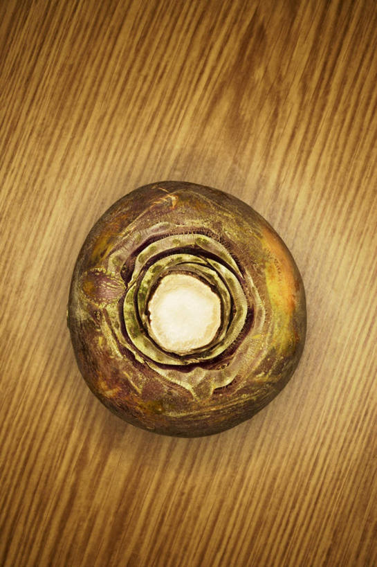 无人,竖图,俯视,室内,特写,白天,桌面,桌子,蔬菜,阴影,新鲜,反射,木制,影子,食品,食物,一个,木制品,芥菜,有机食品,绿色食品,单个,大头菜,盖菜,彩图,高角度拍摄