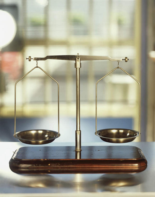 无人,竖图,俯视,室内,特写,白天,实验,仪器,窗户,桌面,桌子,静物,阴影,朦胧,模糊,研究,反射,分析,化学,测试,木制,影子,玻璃窗,一个,木制品,单个,衡量,计量,试验耗材,实验用品,托盘天平,秤,天平称,天平秤,彩图,高角度拍摄