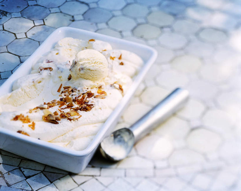 无人,横图,俯视,室内,特写,白天,桌面,桌子,餐具,金属制品,许多,阴影,朦胧,模糊,反射,金属,木制,碟子,盘,影子,冰激凌,坚果,果实,清凉,一个,白色,盘子,木制品,碟,干果,冷饮,舒服,冰淇淋,单个,解暑,解渴,雪糕,舒爽,冰糕,消暑,冰激凌勺,彩图,高角度拍摄