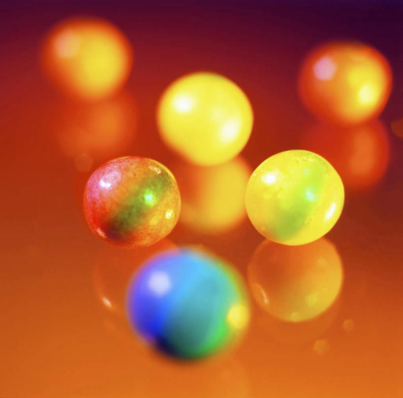 无人,横图,俯视,室内,特写,白天,桌面,桌子,许多,橙色背景,阴影,朦胧,模糊,反射,木制,影子,食品,糖果,软糖,很多,食物,黄色,蓝色,木制品,甜食,摄影,影棚,泡泡糖,彩图,高角度拍摄,影棚拍摄,拍摄