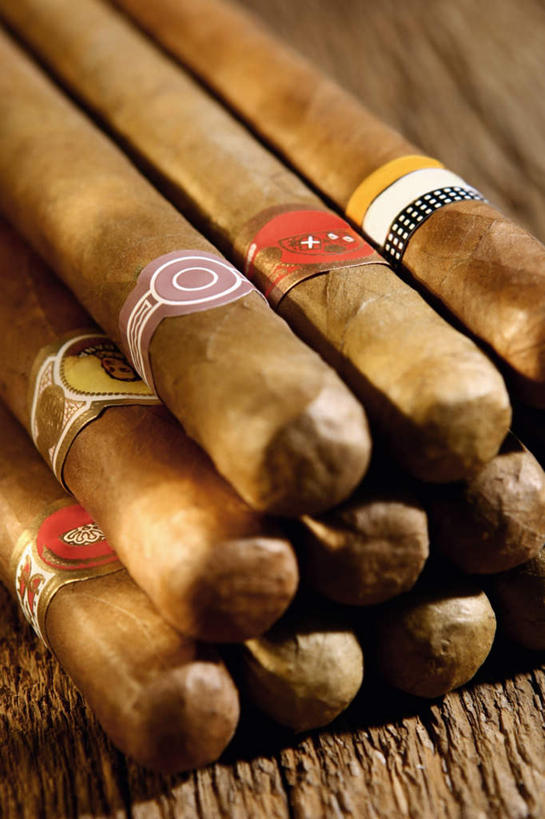 无人,竖图,俯视,室内,特写,白天,桌面,桌子,香烟,一堆,许多,阴影,堆叠,堆积,反射,木制,影子,很多,木制品,雪茄,烟,堆,卷烟,烟草,纸烟,彩图,高角度拍摄