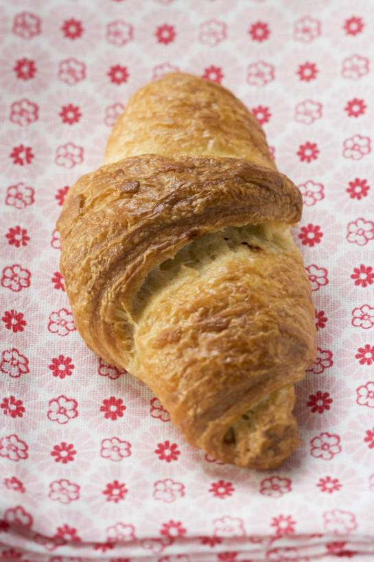 点心,面包,无人,竖图,俯视,室内,特写,白天,桌面,桌子,阴影,花纹,反射,木制,布料,影子,食品,面点,布纹,桌布,食物,糕点,一个,红色,餐巾,木制品,台布,摄影,影棚,单个,奶酥,彩图,高角度拍摄,影棚拍摄,拍摄