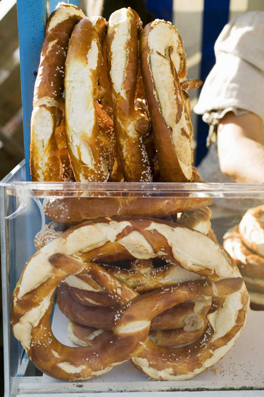 点心,西方人,一个人,站,竖图,俯视,室外,特写,白天,欧洲,欧洲人,仅一个女性,仅一个人,一排,许多,阴影,服装,整齐,光线,影子,塑料,调料,食品,调味品,很多,调味料,注视,休闲装,盒子,食物,排列,衣服,容器,塑料制品,饼干,零食,观察,看,站着,仅一个中年女性,休闲服,服饰,观看,储藏,察看,储存,队列,关注,椒盐,女人,女性,中年女性,白种人,站立,半身,彩图,高角度拍摄,贮存