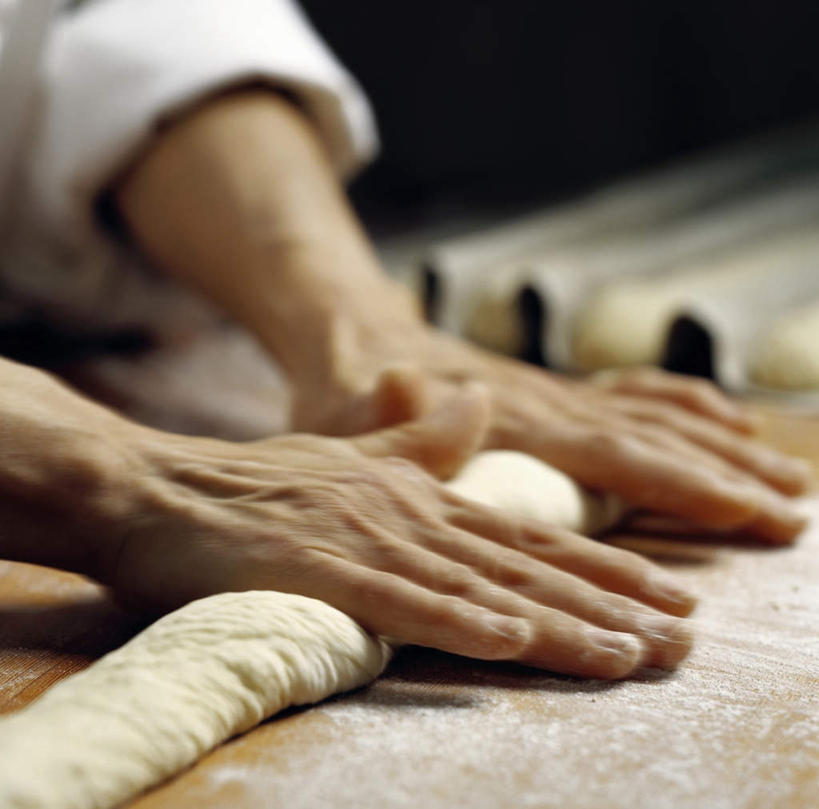 一个人,烘培师,站,横图,俯视,室内,特写,白天,餐桌,桌子,仅一个男性,仅一个人,仅一个中年男性,阴影,服装,朦胧,模糊,反射,布料,粉末,影子,面粉,面团,粮食,布纹,注视,休闲装,桌布,衣服,餐巾,台布,按,观察,看,站着,休闲服,揉,粉,服饰,餐台,观看,农产品,察看,搓,关注,原材料,粉状,男人,男性,中年男性,糕点师,面包师,站立,半身,彩图,高角度拍摄