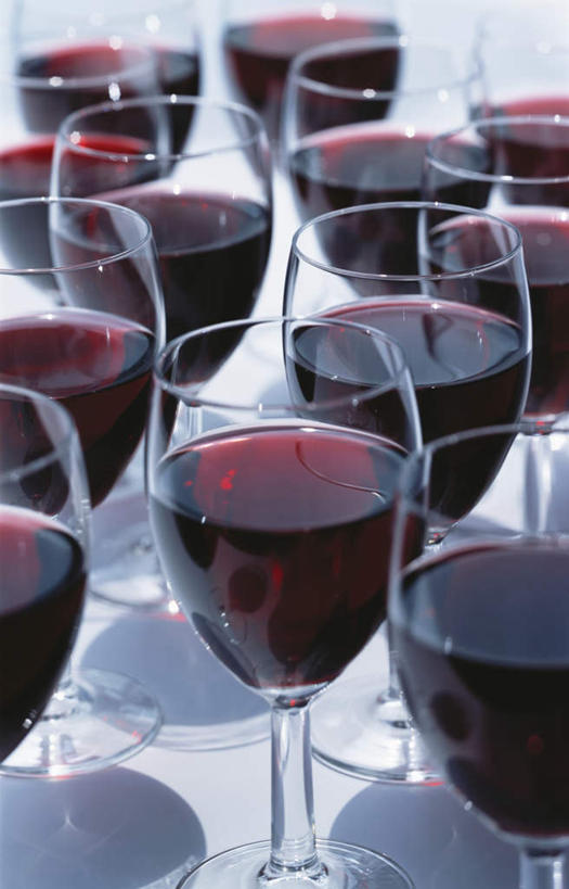 红酒,葡萄酒,无人,竖图,俯视,室内,特写,白天,桌面,桌子,杯子,许多,竖立,直立,阴影,反射,木制,高脚杯,影子,红酒杯,酒类,很多,玻璃制品,酒,饮料,酒杯,木制品,红葡萄酒,玻璃杯,彩图,高角度拍摄