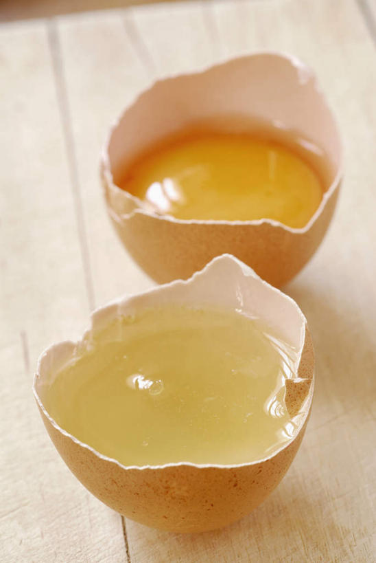 无人,竖图,俯视,室内,特写,白天,餐桌,桌子,阴影,反射,木制,影子,蛋,蛋黄,蛋清,鸡蛋,两个,木制品,餐台,卵,彩图,高角度拍摄